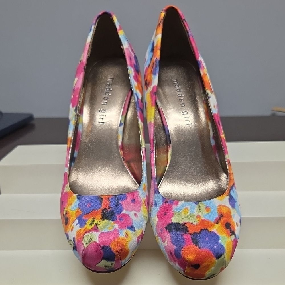 Madden Girl Pink and Yellow Heels with Artistic Flair - Picture 3 of 5